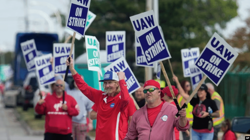 La huelga de los trabajadores del sector automotriz revela las contradicciones en la agenda de Biden.