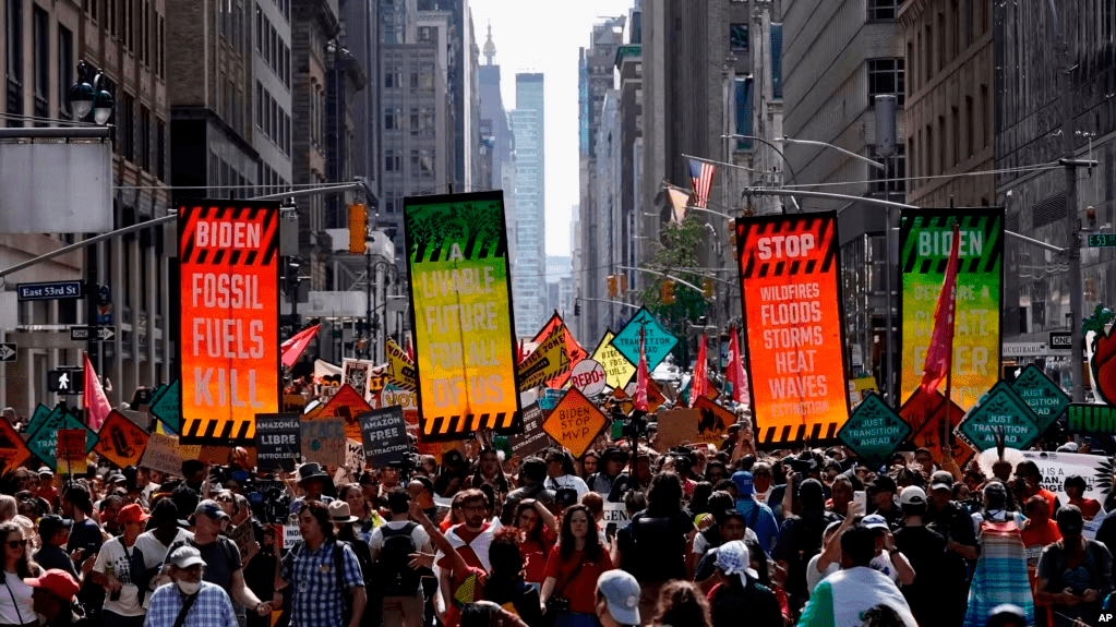 Miles y miles de individuos participan en una marcha en la ciudad de Nueva York para inaugurar la Cumbre sobre el Cambio Climático.
