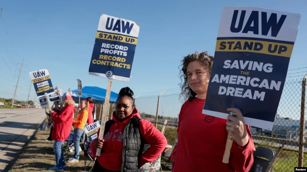 Trabajadores del sector automotriz en Estados Unidos consideran la posibilidad de extender su huelga.