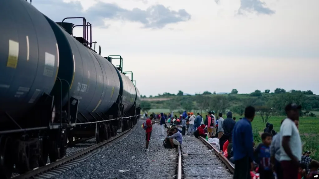 AMLO minimiza paralización de trenes por migrantes