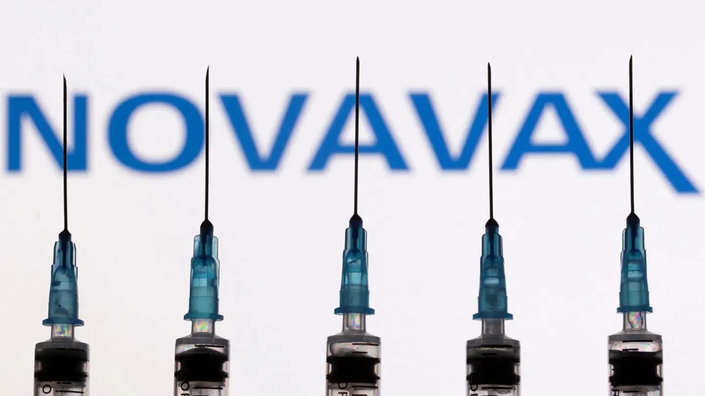 Novavax envía millones de dosis actualizadas de vacuna COVID-19